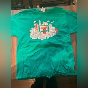 Green 7/11 t shirt size xl
